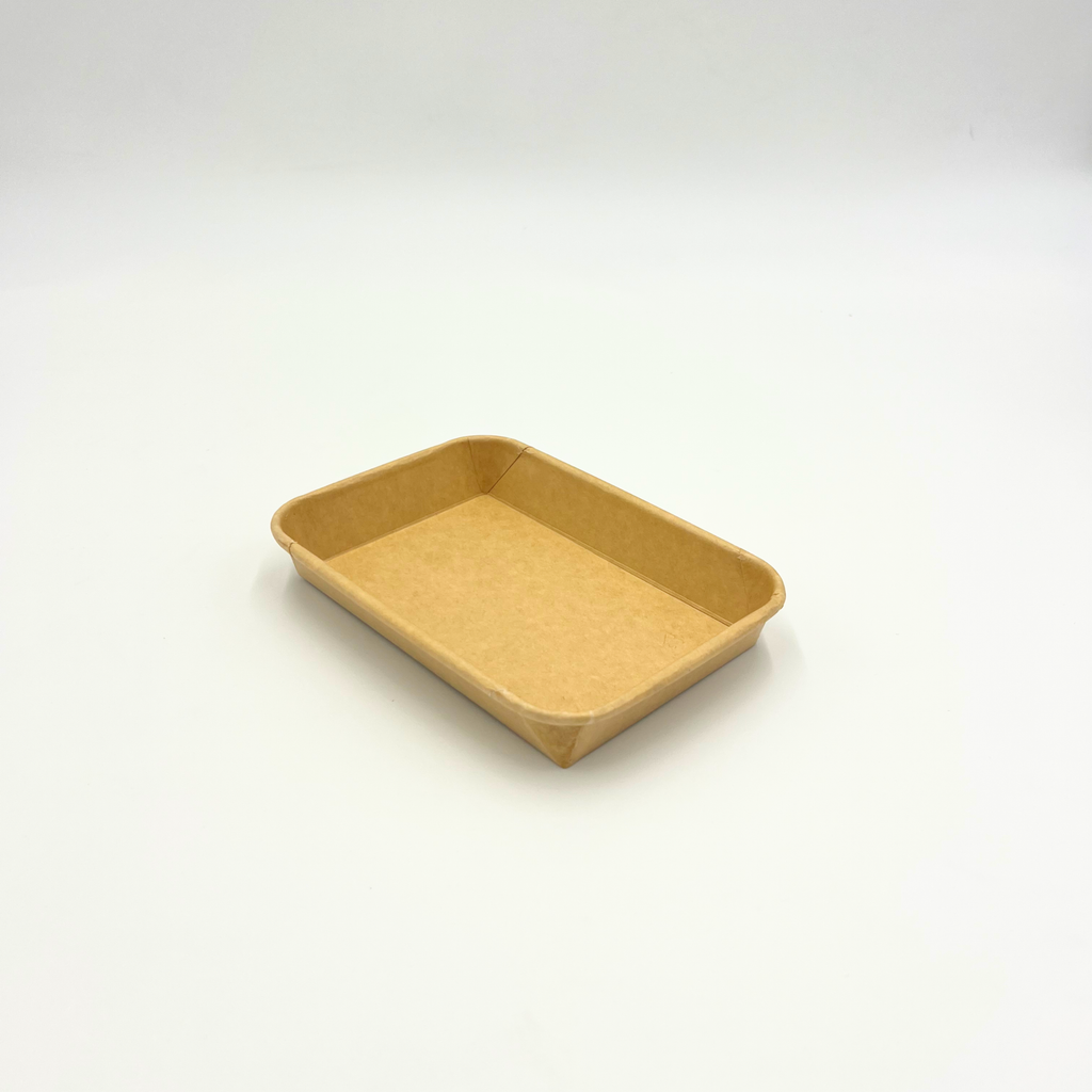 Rechteckige Kraftpapier-Schale mit aufgelegtem transparentem PET-Deckel, frontal 45° Ansicht