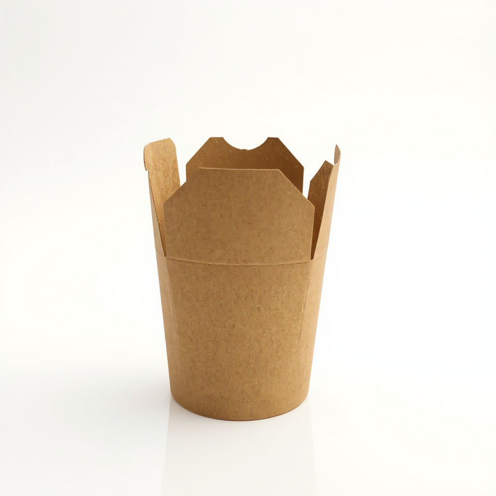 Nudelbox aus braunem Kraftpapier 710 ml mit geschlossenem 4-Klappen-Verschluss auf weißem Hintergrund