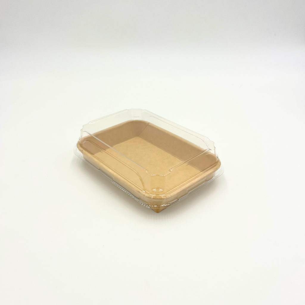 Befüllte Kraftpapier Schale mit Salat, Deckel halb geöffnet, Präsentationsfoto