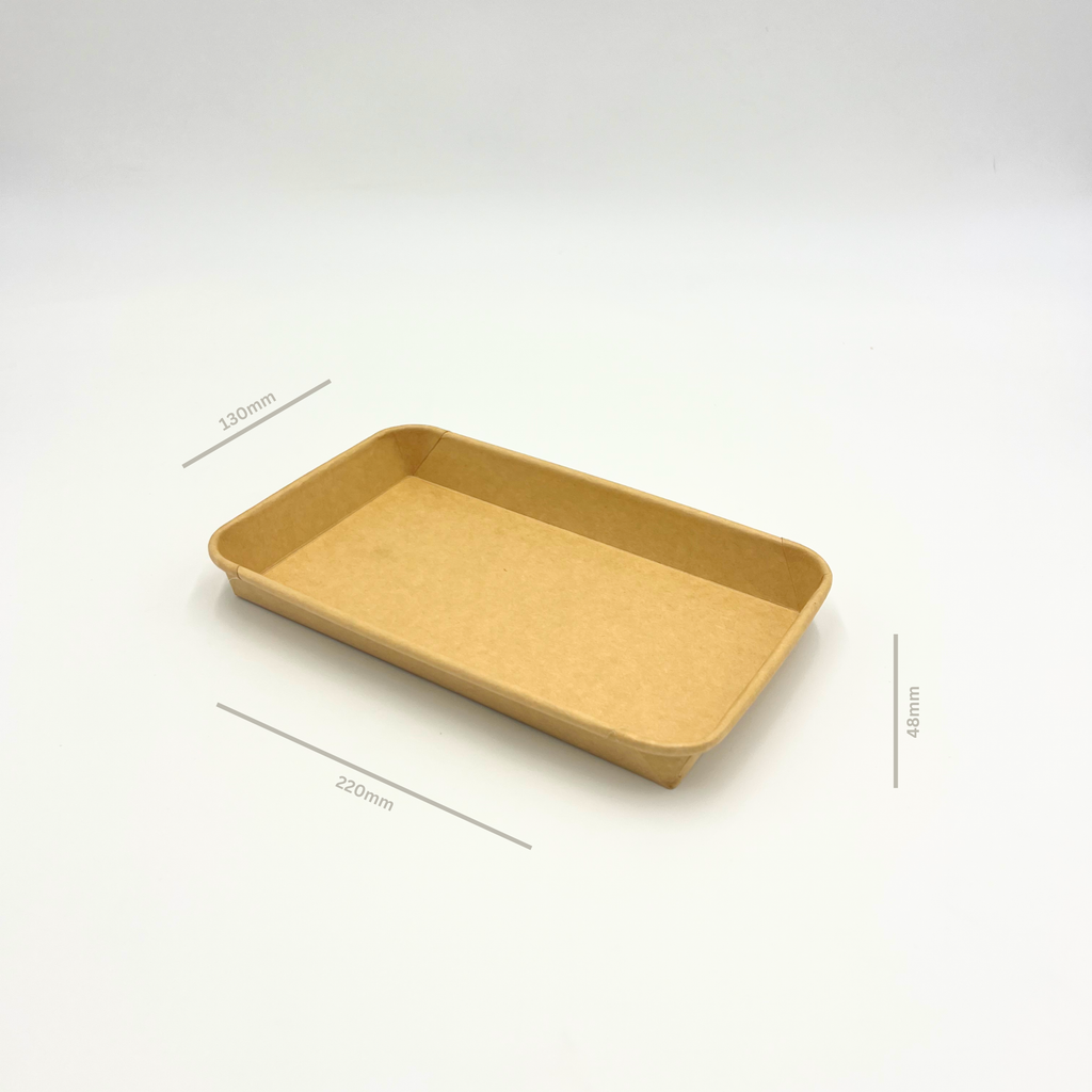 Stapelbare, braune To-go Schalen aus Kraftpapier neben transparenten Deckeln