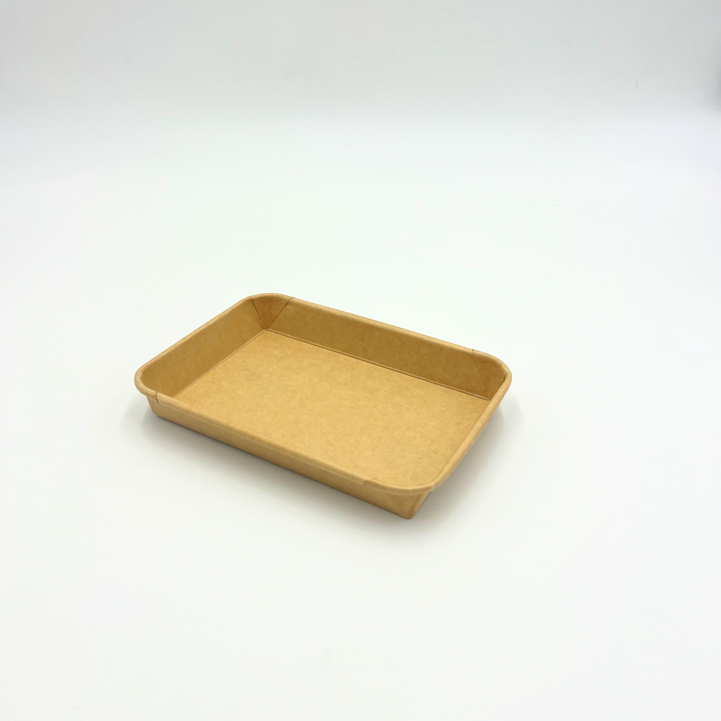 rechteckige Sushischale aus braunem Kraftpapier mit transparentem PET-Deckel, gefüllt mit buntem Sushi